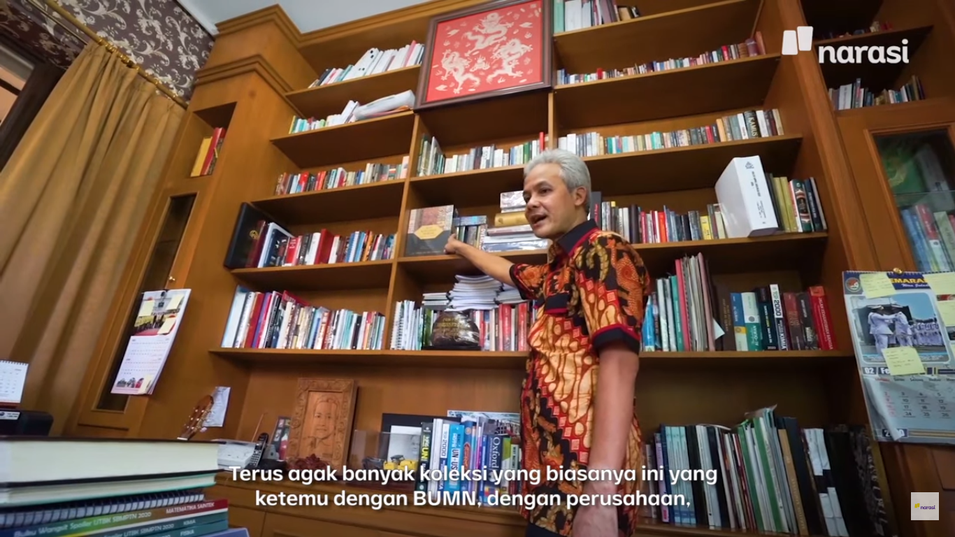 Bookshelf Tour: “Bacalah Buku Agar Tidak Mudah Dimakan Hoaks” (Part 2) | Klub Buku Narasi